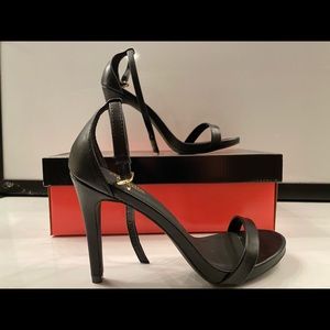 Women’s size 6 black heels 👠
